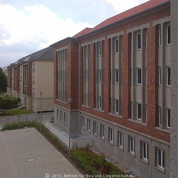 Blick aus dem großen Verhandlungssaal Richtung Süden, Stellplätze befinden sich hier. © 2013 Betrieb für Bau und Liegenschaften Mecklenburg-Vorpommern