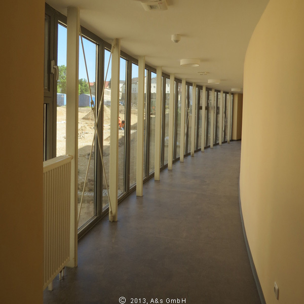 Verbindungsgang zwischen Haus 1 und Haus 2 © 2013 A   S GmbH Neubrandenburg