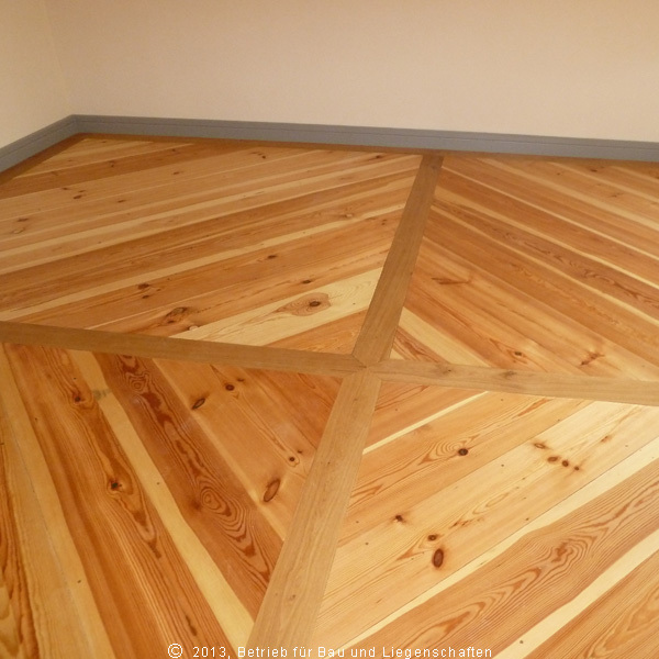 original, wieder aufgearbeiteter und diagonal verlegter Holzdielenboden im Beratungsraum © 2013 Betrieb für Bau und Liegenschaften Mecklenburg-Vorpommern