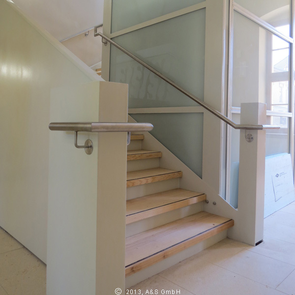 Treppe und Fahrstuhl © 2013 A   S GmbH Neubrandenburg