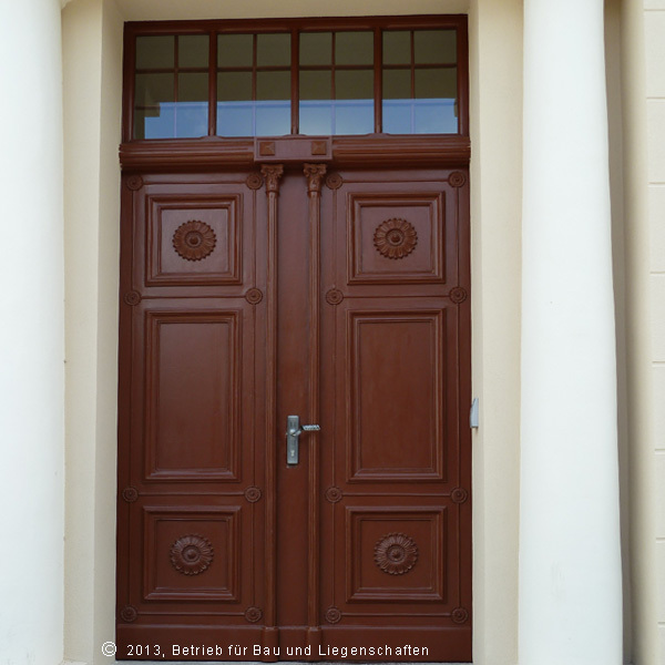 historische und wieder aufgearbeitete Haupteingangstür aus der Erbauerzeit © 2013 Betrieb für Bau und Liegenschaften Mecklenburg-Vorpommern