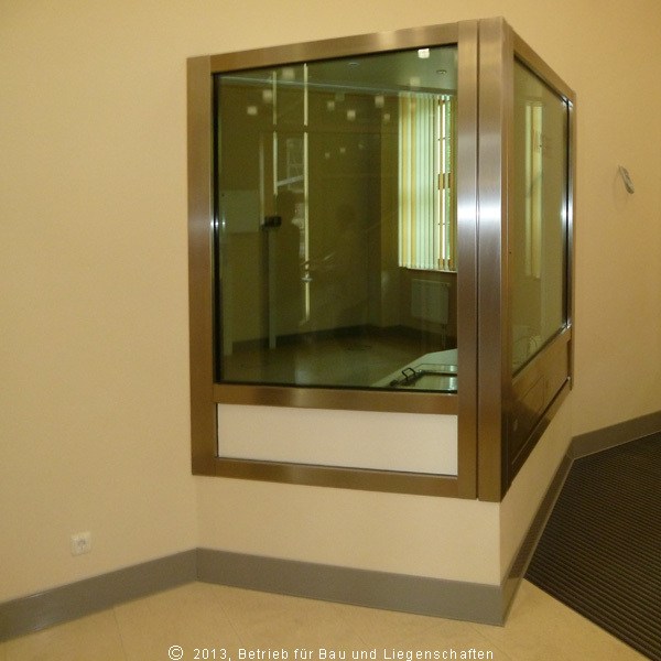 Wachfenster zum Foyer mit Schiebemulde © 2013 Betrieb für Bau und Liegenschaften Mecklenburg-Vorpommern