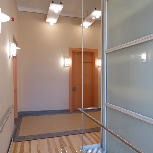 Blick in das Treppenhaus, rechts der gläserne Fahrstuhl © 2013 A   S GmbH Neubrandenburg