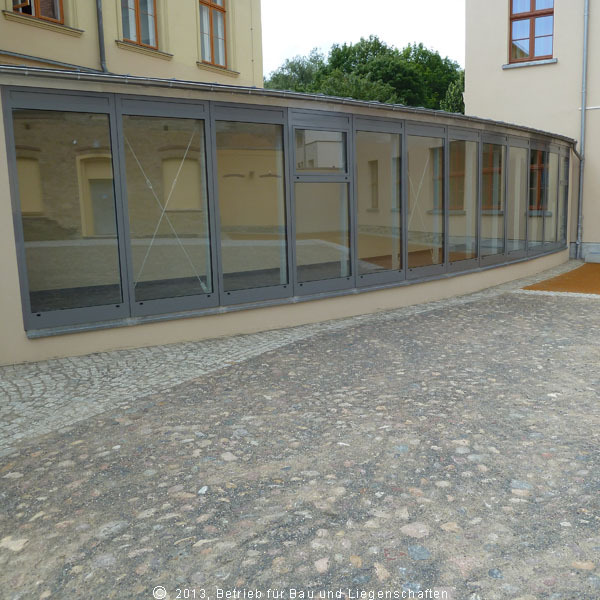 Blick auf den Verbindungsgang zwischen Haus 2 und Haus 1 © 2013 Betrieb für Bau und Liegenschaften Mecklenburg-Vorpommern