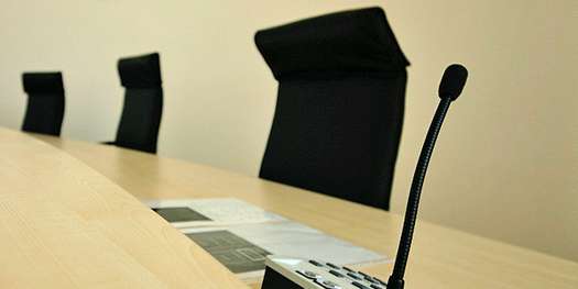 Richtertisch im Großen Saal - von hier können alle Funktionen, wie Klima, Licht, Medienanlage gesteuert werden. © 2013 Betrieb für Bau und Liegenschaften Mecklenburg-Vorpommern