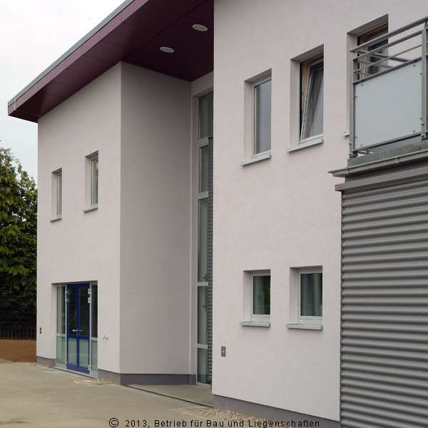 Haupteingang des Dienstgebäudes, links geht es in den Werk- und Übungsraum © 2013 Betrieb für Bau und Liegenschaften Mecklenburg-Vorpommern