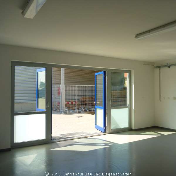 Der Eingang in das Dienstgebäude. © 2013 Betrieb für Bau und Liegenschaften Mecklenburg-Vorpommern