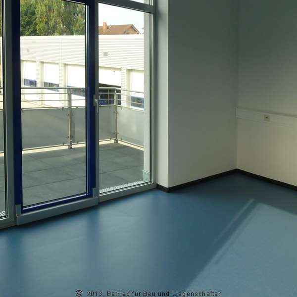 Blick vom Seminarraum auf den Neubau der Kfz-Halle. © 2013 Betrieb für Bau und Liegenschaften Mecklenburg-Vorpommern