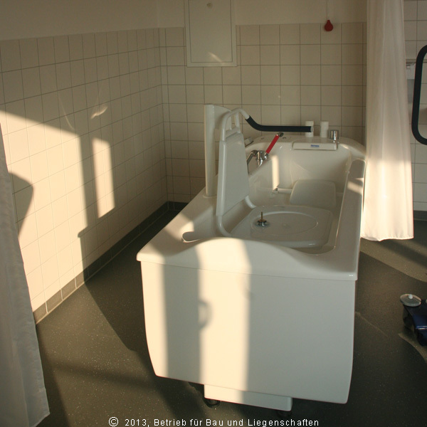 Wannenbad in der Physiotherapie © Justizvollzugsanstalt Bützow, Sicherungsverwahrung - Neubau Verwaltungs- und Therapiegebäude