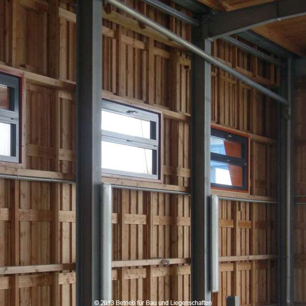 Stahlrahmenkonstruktion mit Holzverschalung und einbruchhemmenden Fenstern © 2013 Betrieb für Bau und Liegenschaften Mecklenburg-Vorpommern