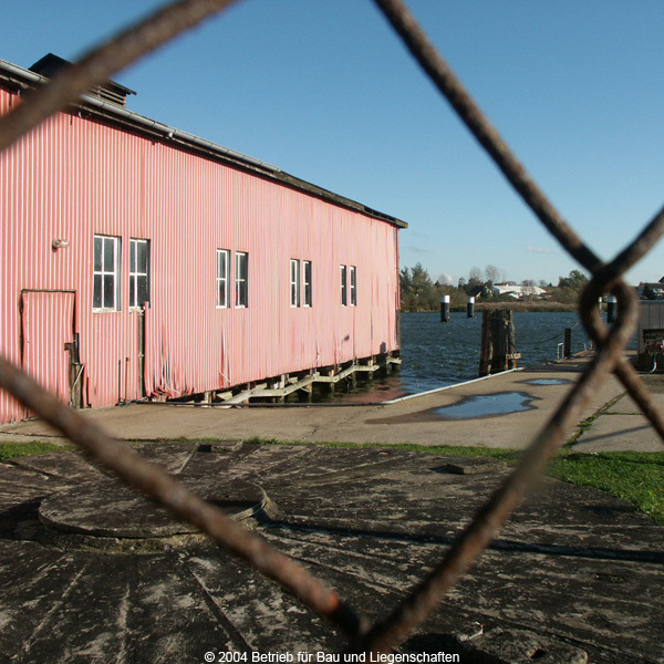 Alter Bootsschuppen mit maroder Außenfassade © 2004 Betrieb für Bau und Liegenschaften Mecklenburg-Vorpommern