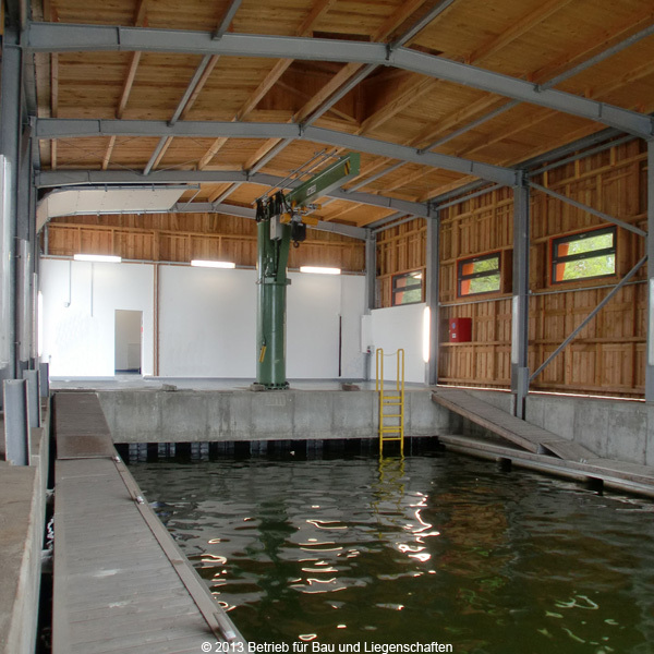 Die Bootshalle wurde aus einer Stahlrahmenkonstruktion mit einfacher Holzverschalung gefertigt. © 2013 Betrieb für Bau und Liegenschaften Mecklenburg-Vorpommern