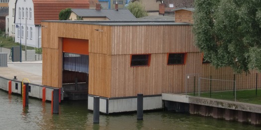 Blick auf das neue Bootshaus von der Peenebrücke. © 2013 Betrieb für Bau und Liegenschaften Mecklenburg-Vorpommern
