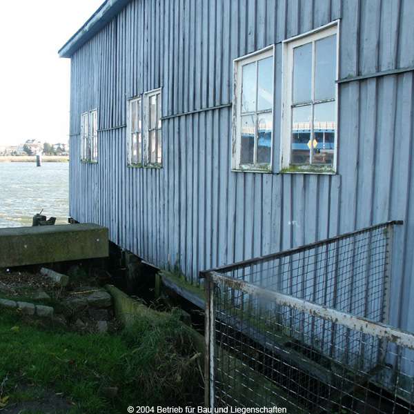 Aufgrund des desolaten Zustands des alten Bootsschuppens kam eine Grundsanierung nicht mehr in Frage. © 2004 Betrieb für Bau und Liegenschaften Mecklenburg-Vorpommern