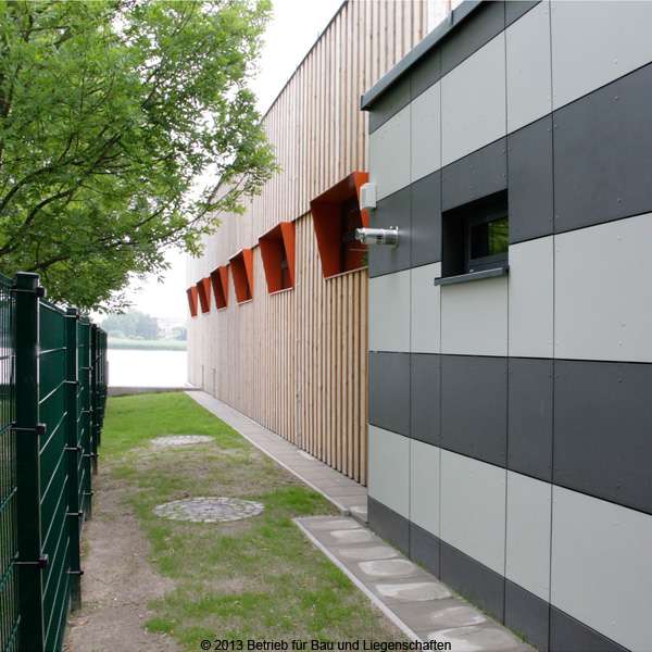 Rückseite des Neubaus - der angebaute Funktionstrakt setzt sich optisch klar von der Bootshalle ab © 2013 Betrieb für Bau und Liegenschaften Mecklenburg-Vorpommern