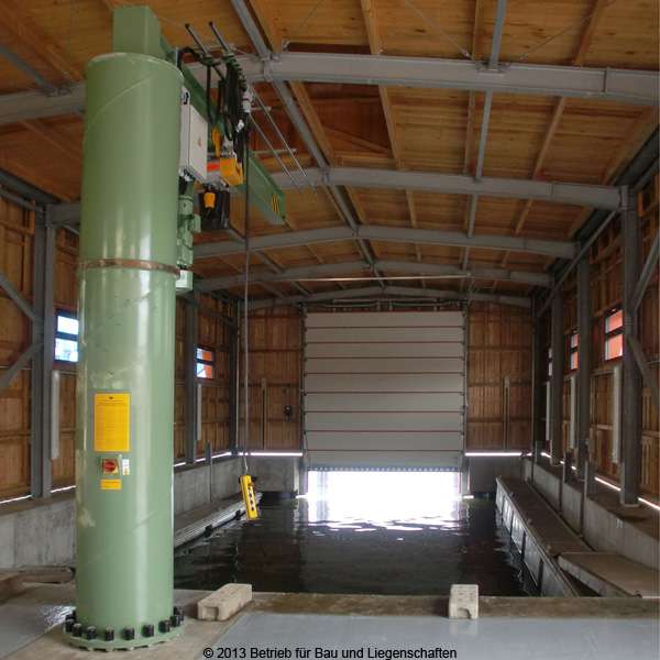 Blick in den Innenbereich des Bootsschuppens mit Becken und Krananlage © 2013 Betrieb für Bau und Liegenschaften Mecklenburg-Vorpommern