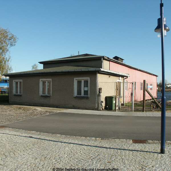 Bild vom alten, aus den 1950er Jahren stammenden Bootsschuppen © 2004 Betrieb für Bau und Liegenschaften Mecklenburg-Vorpommern