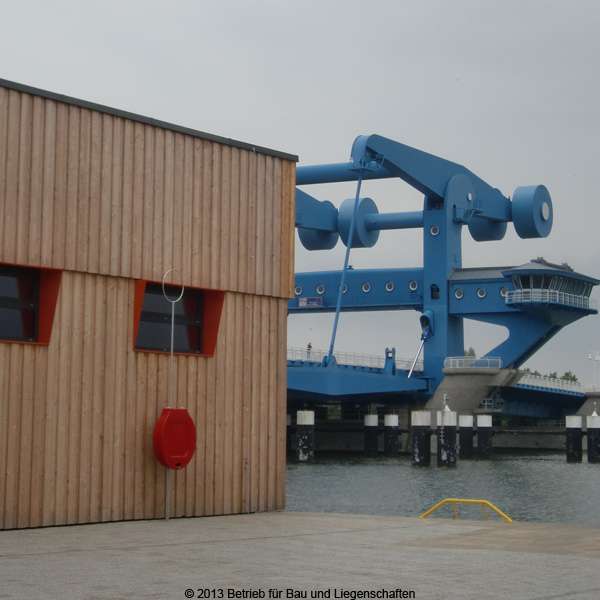 Neuer Bootsschuppen mit imposanter Peenebrücke im Hintergrund © 2013 Betrieb für Bau und Liegenschaften Mecklenburg-Vorpommern