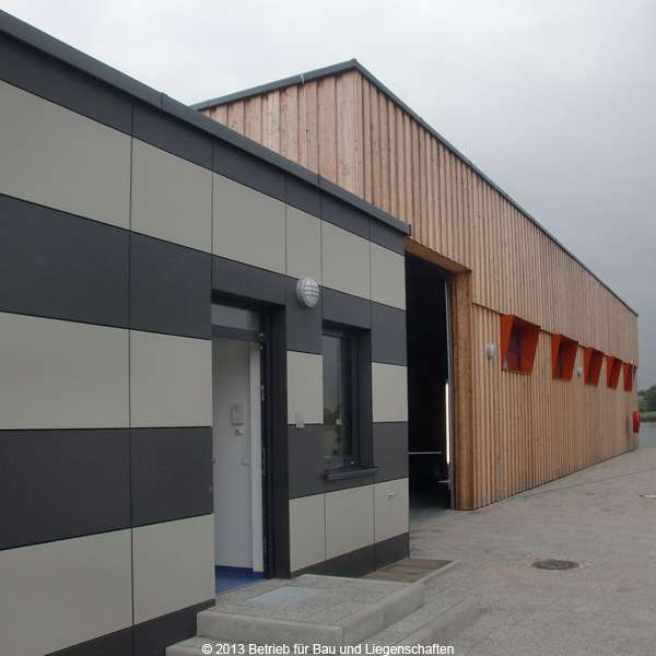 Der Ersatzneubau mit moderner Fassade - Eingangsseite © 2013 Betrieb für Bau und Liegenschaften Mecklenburg-Vorpommern