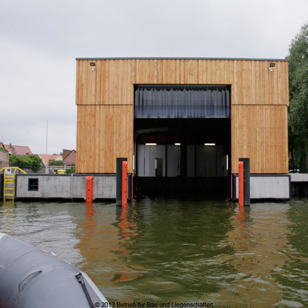 Blick von der Wasserseite auf die geöffnete Toreinfahrt © 2013 Betrieb für Bau und Liegenschaften Mecklenburg-Vorpommern