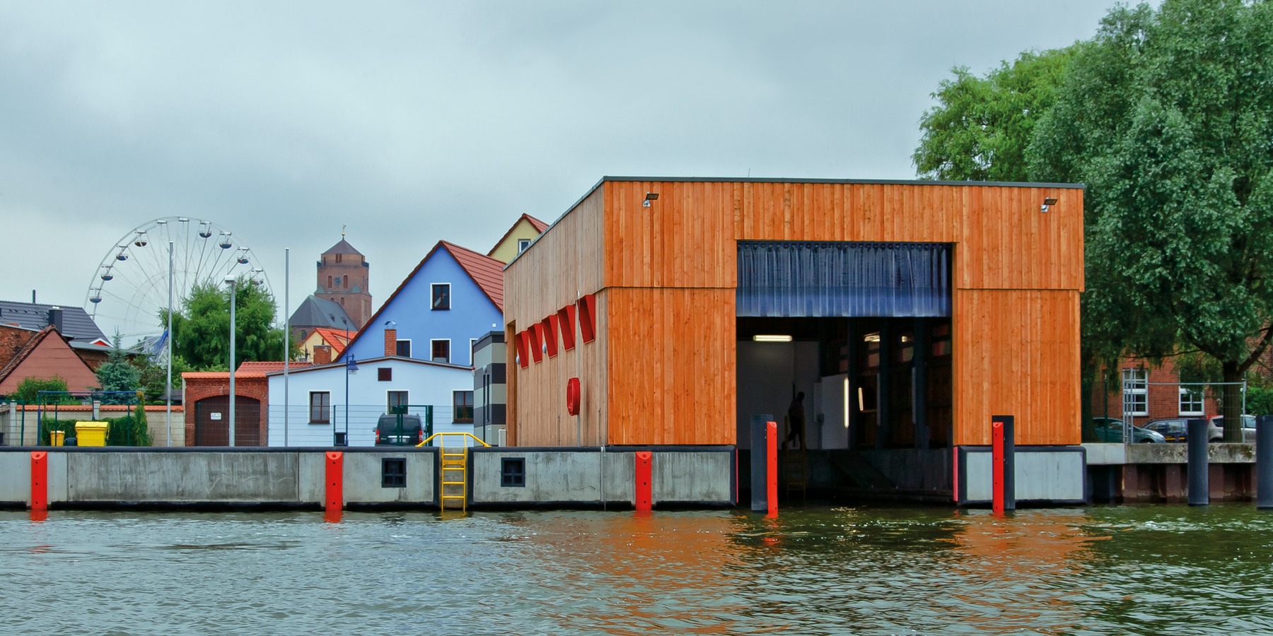 Das neue Bootshaus mit Büro- und Sozialtrakt auf der Schlossinsel Wolgast bietet bessere Arbeitsbedingungen für die Kolleginnen und Kollegen der Wasserschutzpolizeiinspektion. © 2013 Betrieb für Bau und Liegenschaften Mecklenburg-Vorpommern