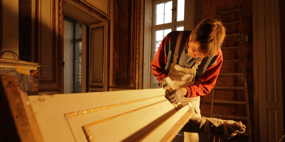 Wandverkleidung und Türen werden aufbereitet. © 2014 Betrieb für Bau und Liegenschaften Mecklenburg-Vorpommern