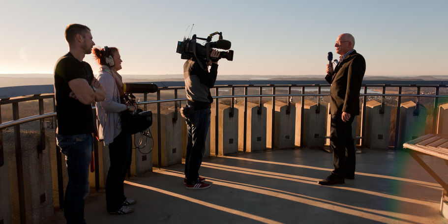 Oben angekommen: Peter J. Harke moderiert den Abspann der Sendung mit einem fantastischen Blick vom Turm des Jagdschlosses über die Insel Rügen. © 2014 Betrieb für Bau und Liegenschaften Mecklenburg-Vorpommern