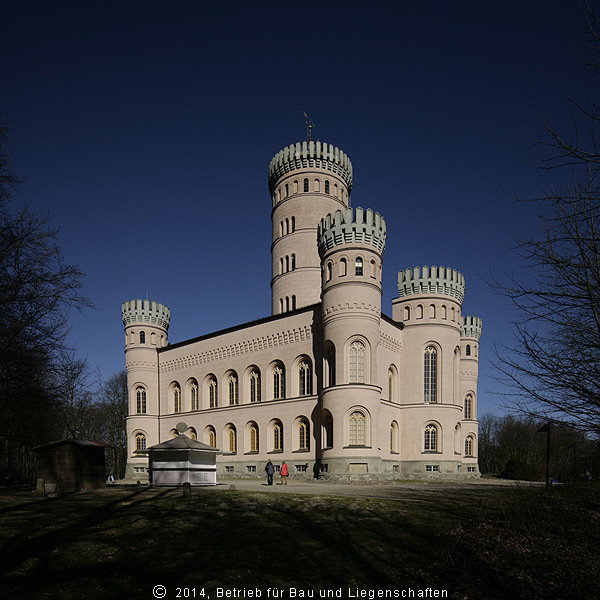 Blickwinkel Südwest: Das Jagdschloss zeigt sich von seiner strahlenden Seite. © 2017 Betrieb für Bau und Liegenschaften Mecklenburg-Vorpommern