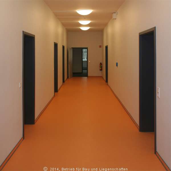 Blick in den Flur - Hier geht es zur Schulleitung. © 2014 Betrieb für Bau und Liegenschaften Mecklenburg-Vorpommern