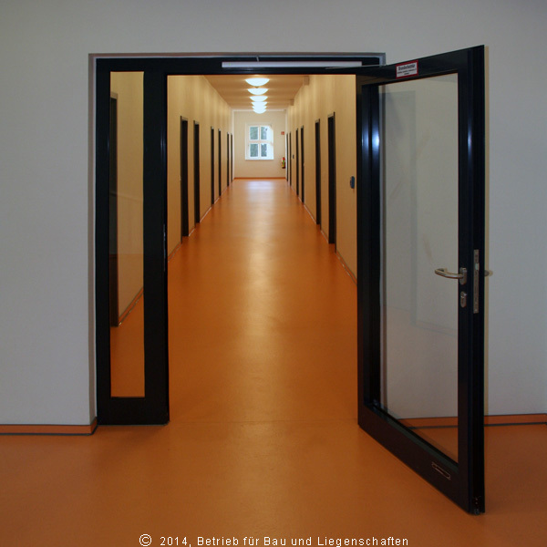 Blick in den Flur des Obergeschosses - hier geht es zu den Prüfungs- und Projekträumen. © 2014 Betrieb für Bau und Liegenschaften Mecklenburg-Vorpommern