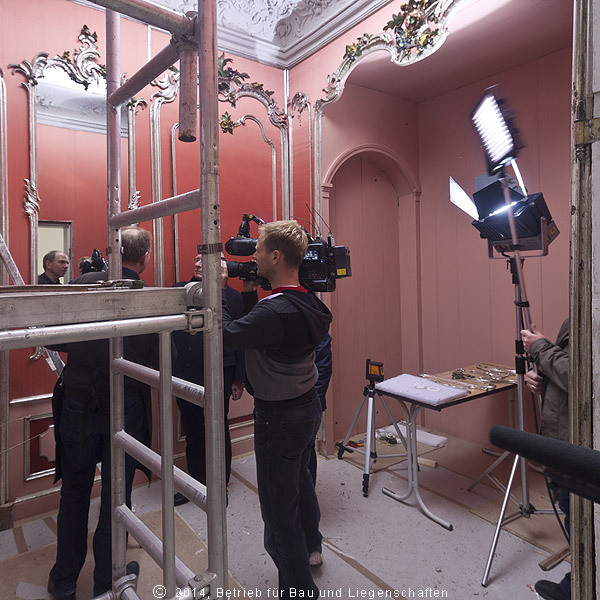 Das Drehteam um Peter J. Harke bereitet die nächste Szene mit Jana Giesa vom BBL M-V und dem Restaurator im Alkovenzimmer vor. © 2014 Betrieb für Bau und Liegenschaften Mecklenburg-Vorpommern