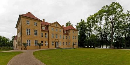 In die Wiederherstellung von Schloss und Schlosspark auf der Mirower Schlossinsel investierte das Land M-V mit Unterstützung der Europäischen Union 7,9 Mio. Euro. © 2017 Betrieb für Bau und Liegenschaften Mecklenburg-Vorpommern