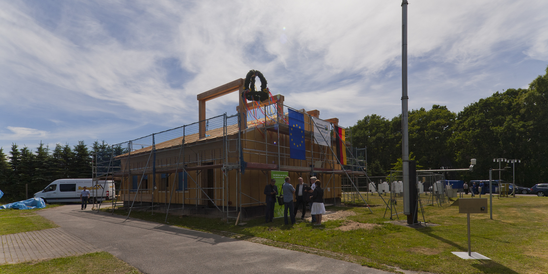 Der Richtkranz schwebt über dem Neubau im Zingster Himmel. © 2014 Betrieb für Bau und Liegenschaften Mecklenburg-Vorpommern