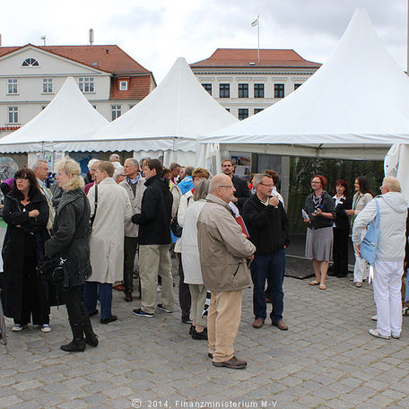 Eine zweite Führung fand am Sonntag statt. Das Land M-V investiert mit Unterstützung der EU aus dem ELER-Fonds etwa 7,3 Mio. ? in die Restaurierung des Schlossgartens. © 2014 Finanzministerium M-V