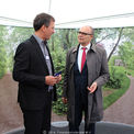 Der Ministerpräsident des Landes und damit Gastgeber des Landesfestes Erwin Sellering am Stand des landeseigenen Betriebs für Bau und Liegenschaften im Gespräch mit Christian Hoffmann vom BBL M-V. © 2014 Finanzministerium M-V