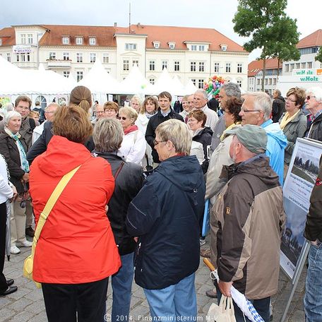 Großes Interesse hatten die Besucher des MV-Tages 2014 an den Führungen durch den Schlossgarten Neustrelitz, der zurzeit denkmalgerecht wiederhergestellt wird. Verantwortlich dafür ist der landeseigene Betrieb für Bau und Liegenschaften, der zum Finanzmin © 2014 Finanzministerium M-V