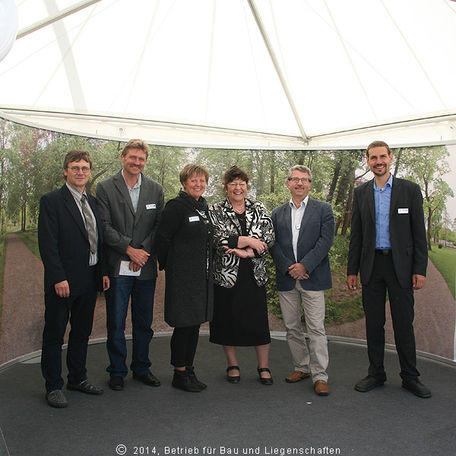 Im Pavillon des BBL M-V (von links): Andreas Schumm, Aurel Lindhorst, Petra Menzdorf, Finanzministerin Heike Polzin, Winfried Tasler und Friedrich-Wilhelm Garve. © 2014 Betrieb für Bau und Liegenschaften Mecklenburg-Vorpommern