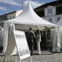 Gutes tun und darüber reden - Nicole Rößner vom BBL M-V informiert einen Besucher über das vielfältige Aufgabenspektrum, das der BBL M-V abdeckt. © 2014 Betrieb für Bau und Liegenschaften Mecklenburg-Vorpommern