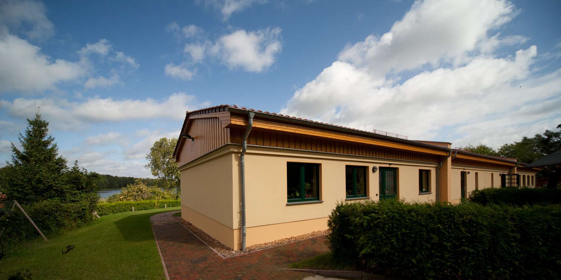 Ansicht des neuen Bürotraktes des Jugendwaldheims Loppin © 2011 Betrieb für Bau und Liegenschaften Mecklenburg-Vorpommern