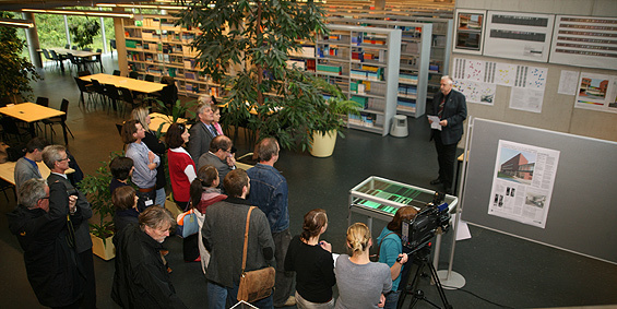 Zur Eröffnung der Ausstellung: Heinz-Gerd Hufen, Geschäftsführer des BBL M-V, begrüßt die Gäste. © 2011 Betrieb für Bau und Liegenschaften Mecklenburg-Vorpommern