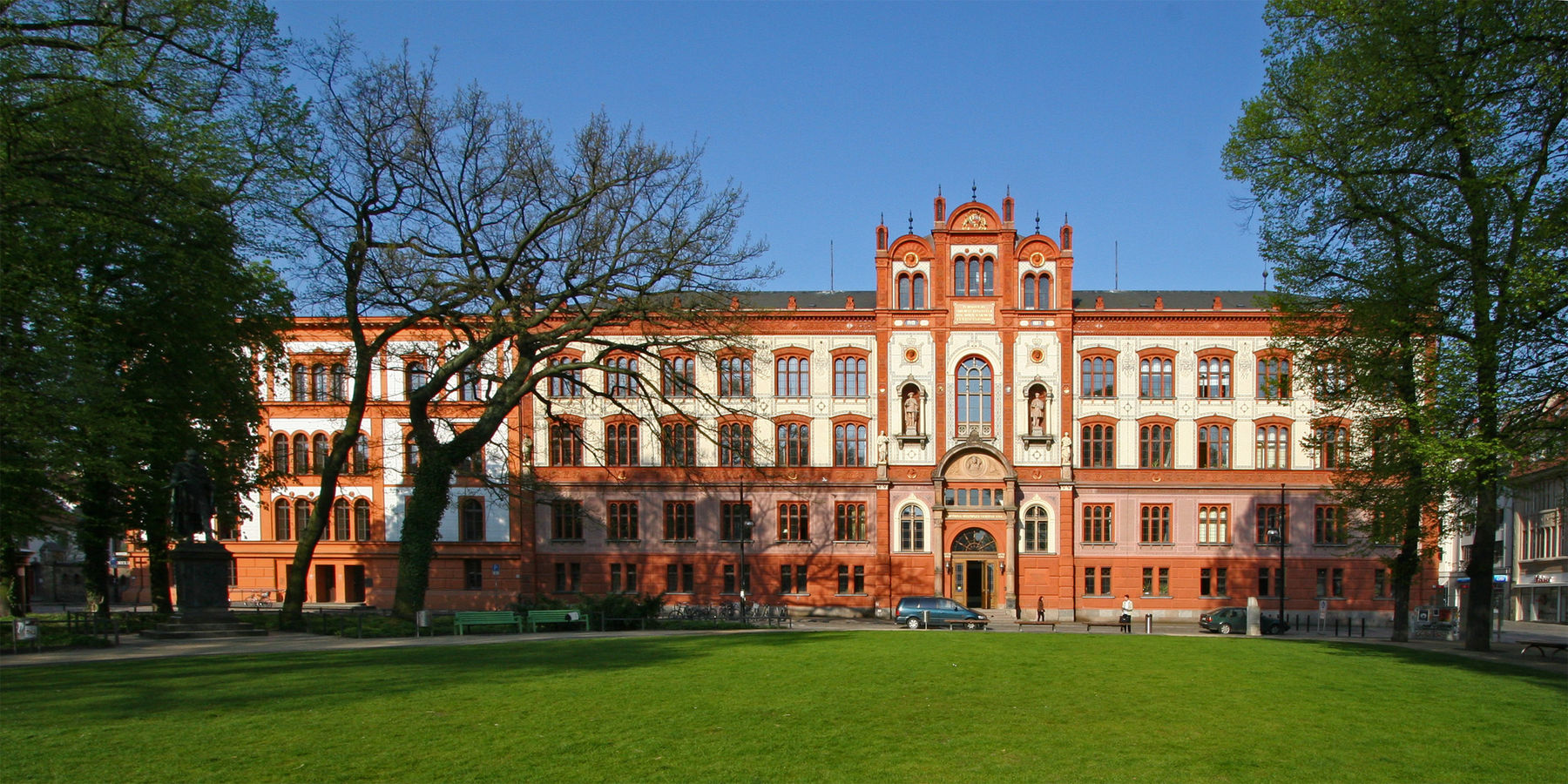 Blick auf das Hauptgebäude der Universität in Rostock. Fassade und Dach wurden bereits Anfang der 1990er Jahre restauriert. Die Grundsanierung lief von Ende 2009 bis 2014. © 2016 Betrieb für Bau und Liegenschaften Mecklenburg-Vorpommern