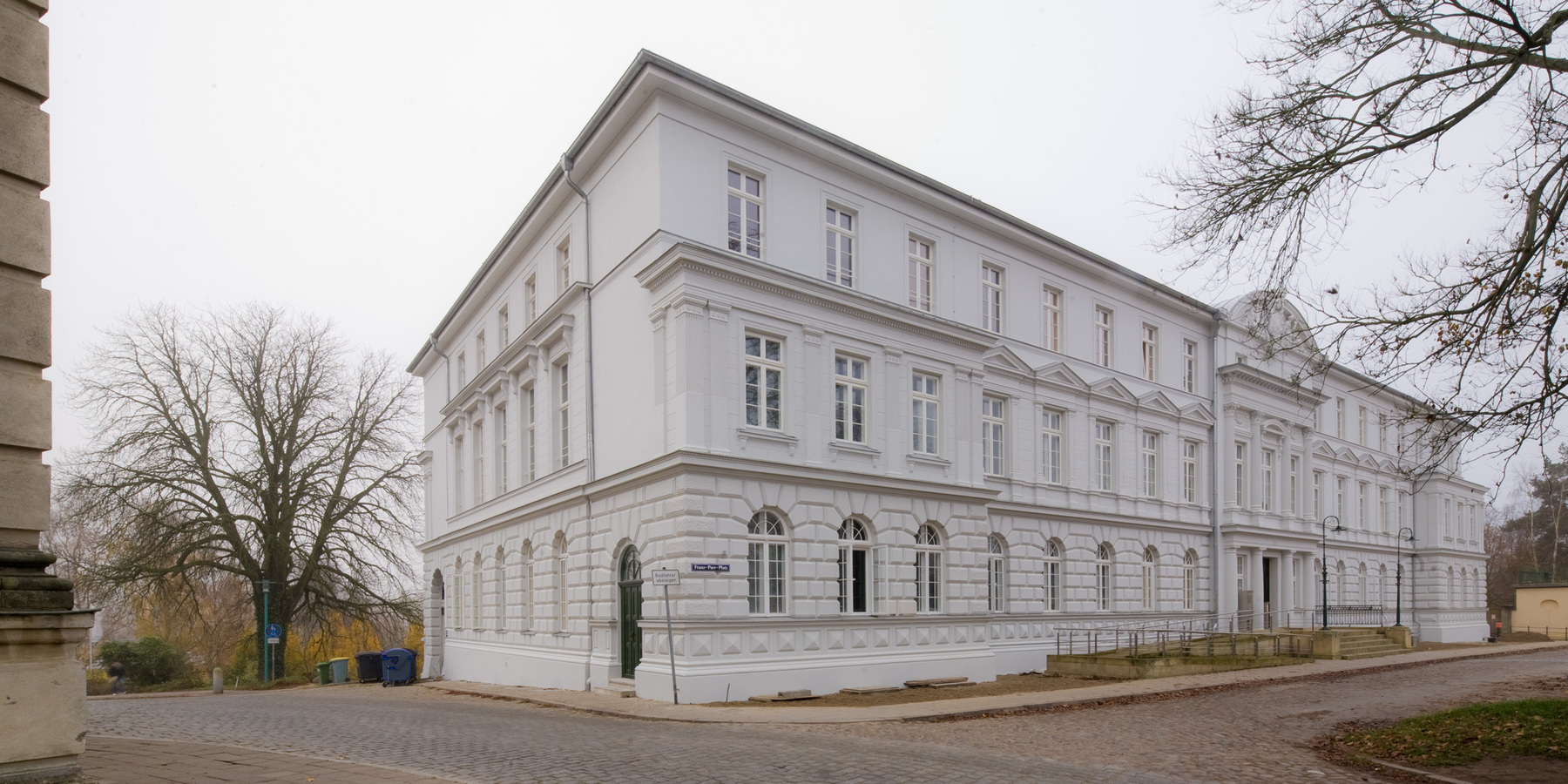 Ansicht auf das sanierte Amtsgericht am Parr-Platz in Güstrow. Die Sanierung übernahm der BBL M-V Geschäftsbereich Neubrandenburg. Nach der Sanierung konnten die Energieverbrauchswerte gesenkt werden, z. B. Heizung von 423.000 kWh im Jahr 2008 auf 271.000 © 2011 Betrieb für Bau und Liegenschaften Mecklenburg-Vorpommern