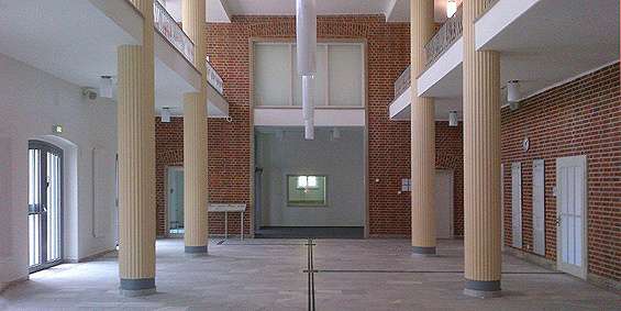 Haus der Justiz: Im sanierten Foyer. © 2013 Christian Hoffmann (sbl-mv / Finanzministerium MV)