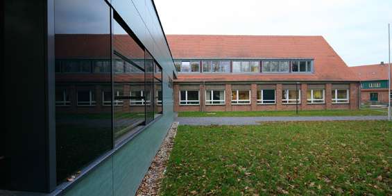 Blick entlang des neuen Laborgebäudes auf das sanierte Neue Institut.