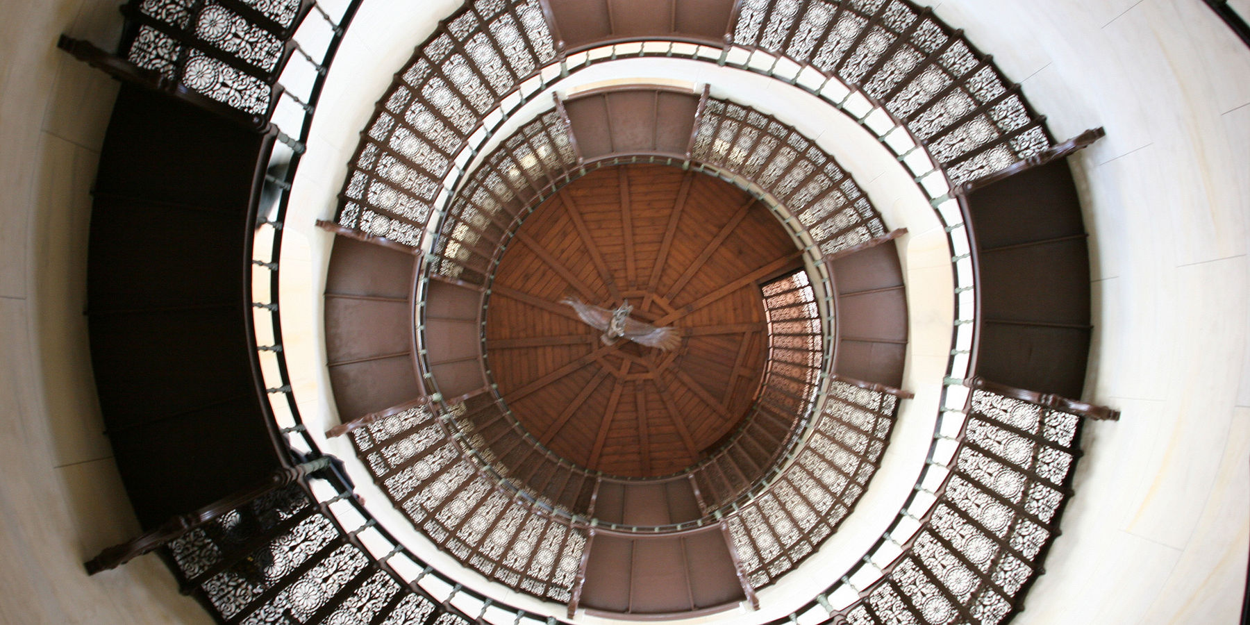 Blick nach oben - die gusseiserne Treppe im Jagdschloss Granitz. © 2015 Betrieb für Bau und Liegenschaften Mecklenburg-Vorpommern