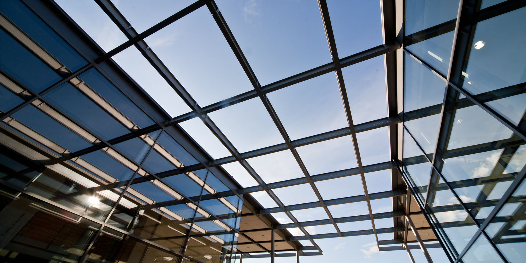 Ansicht auf die Konstruktion, die den Audimax (links) und das neue Hörsaalgebäude (rechts) verbindet. © 2012 Christian Hoffmann (Betrieb für Bau und Liegenschaften Mecklenburg-Vorpommern)