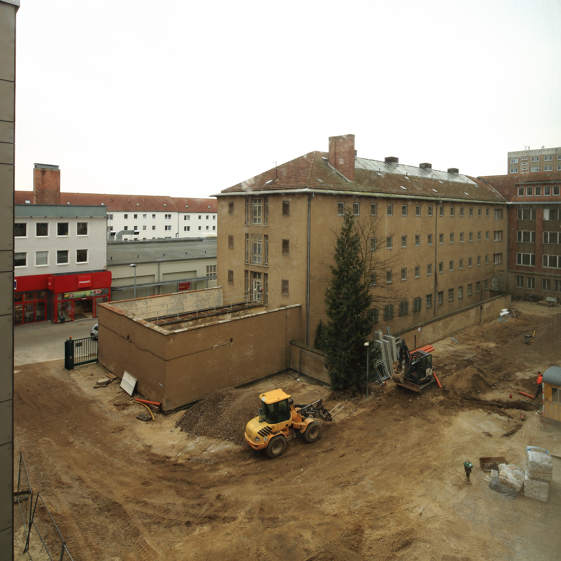 Blick auf die Dokumentations- und Gedenkstätte mit Freigang und Hafthaus. Die Sanierung beginnt im Herbst 2017. © 2015 Betrieb für Bau und Liegenschaften Mecklenburg-Vorpommern