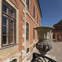 Vase auf der Treppe im Ehrenhof Schloss Bothmer © 2014 Betrieb für Bau und Liegenschaften Mecklenburg-Vorpommern