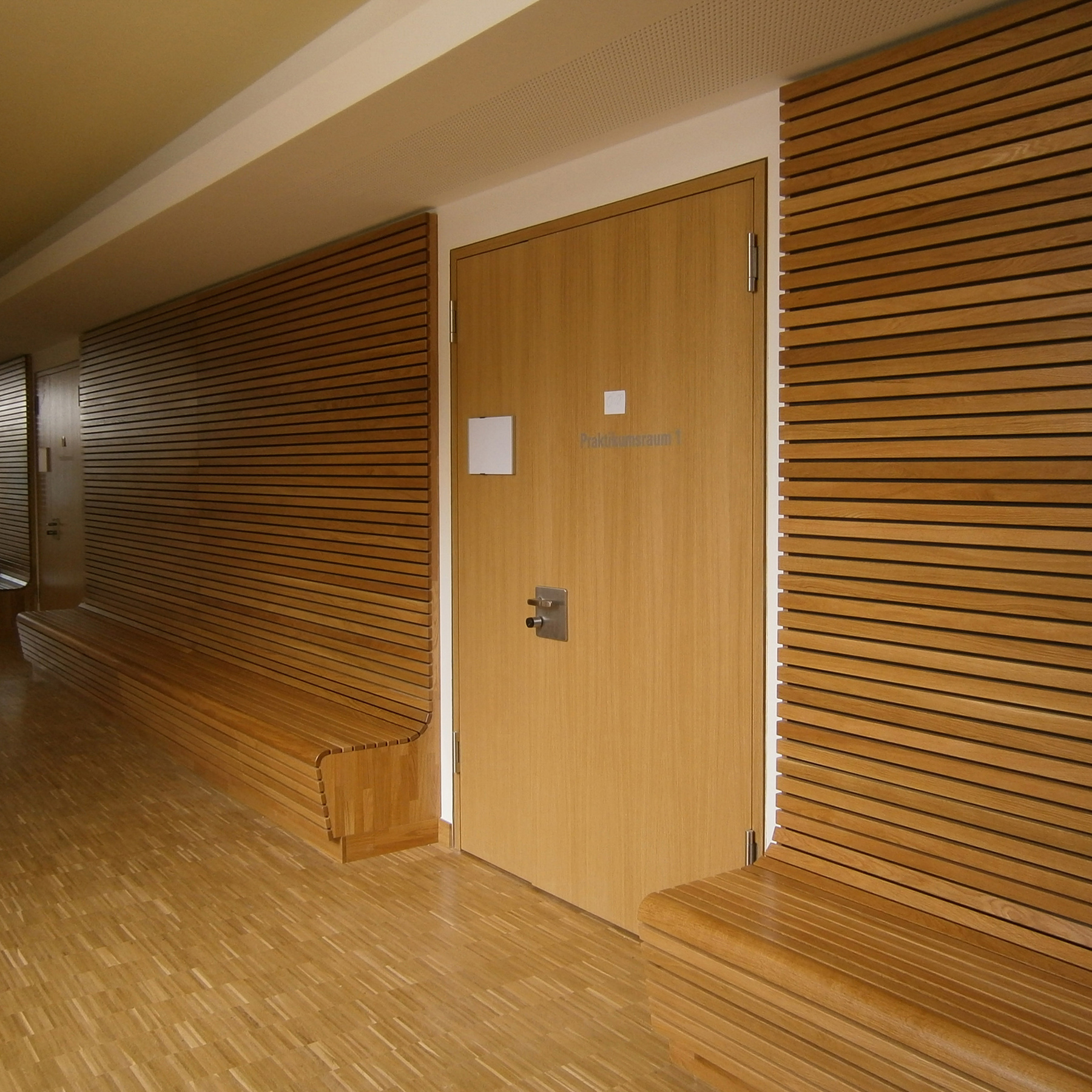 Flur im Erdgeschoss - Holzbänke mit raumhoher Lehne laden zum Verweilen und Kommunizieren ein © 2015 Betrieb für Bau und Liegenschaften Mecklenburg-Vorpommern