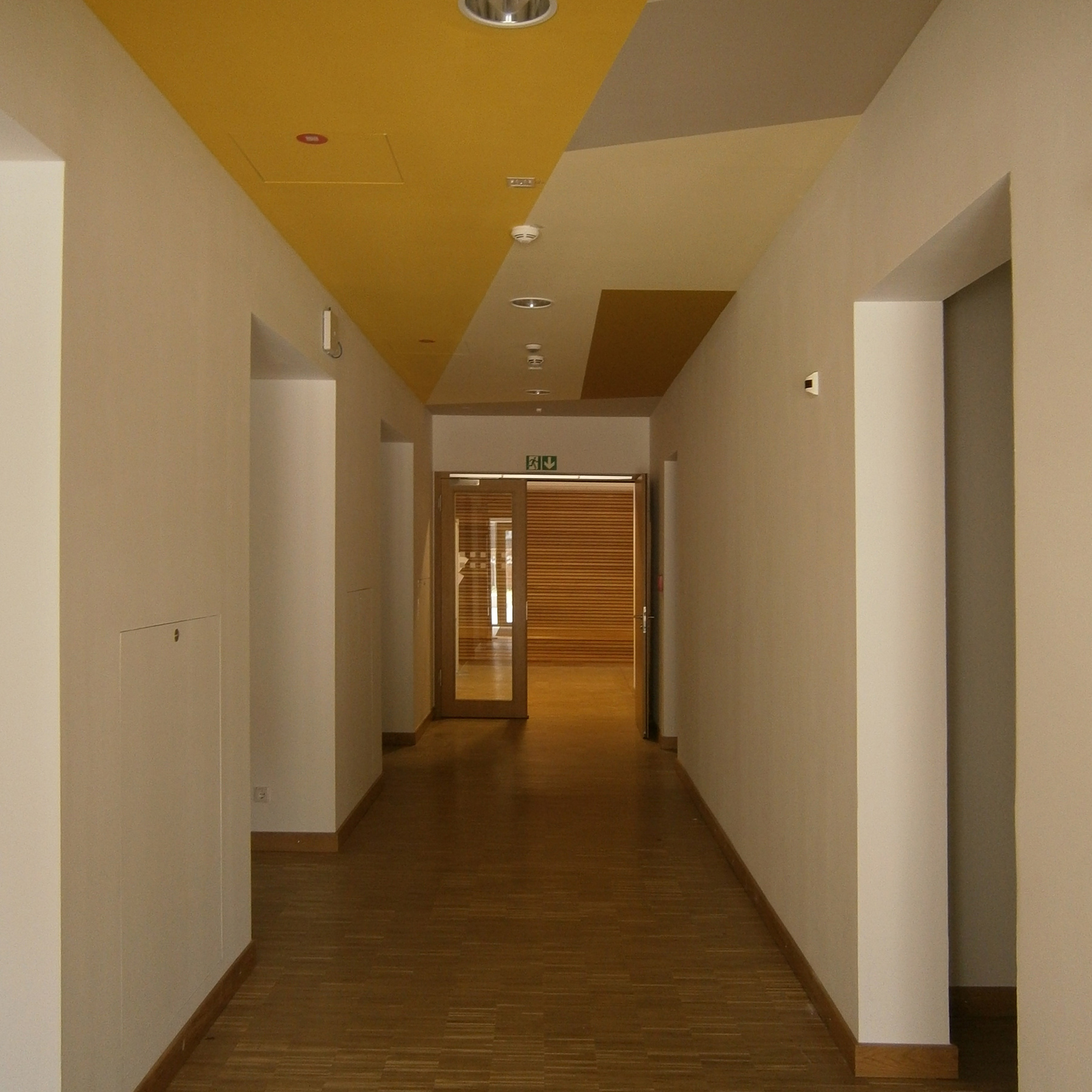 Flur im Erdgeschoss mit farbiger Deckengestaltung © 2015 Betrieb für Bau und Liegenschaften Mecklenburg-Vorpommern